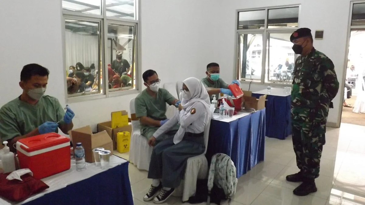 Kepala Subkogartap 0618/Bandung, Mayor Adm. Hengky Dwi Yudha Prayoko meninjau langsung pelksanaan vaksin dari kalangan pelajar