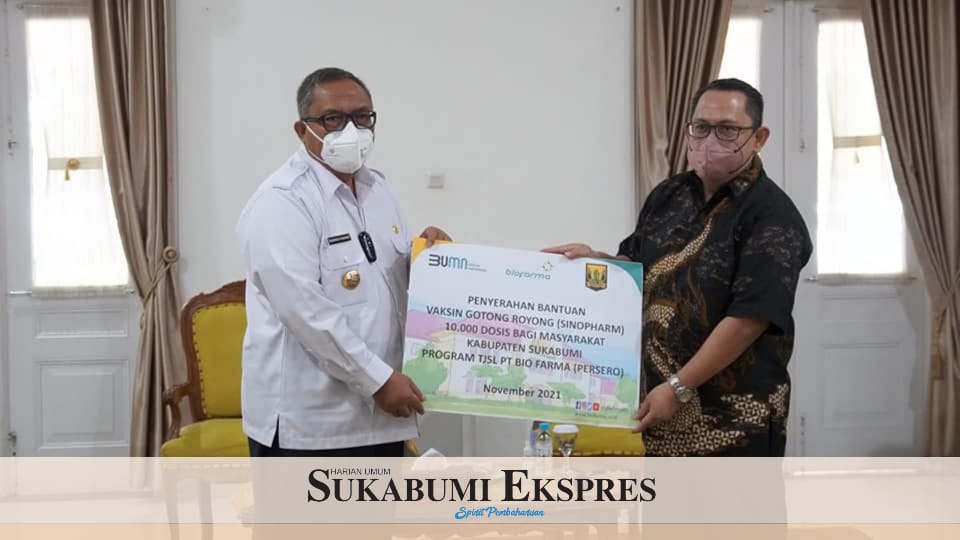 BANTUAN : Bantuan Vaksin diserahkan Kepala Divisi Pengelolaan Lingkungan dan Sosial PT Bio Farma, Hery kepada Bupati Sukabumi Marwan Hamami di Gedung Pendopo Sukabumi, kemarin (11/11).