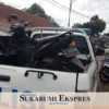 Sepeda motor milik korban yang mengalami kecelakaan tunggal diangkut anggota Satlantas Polres Sukabumi Kota. ( FOTO : NURIA ARIAWAN )