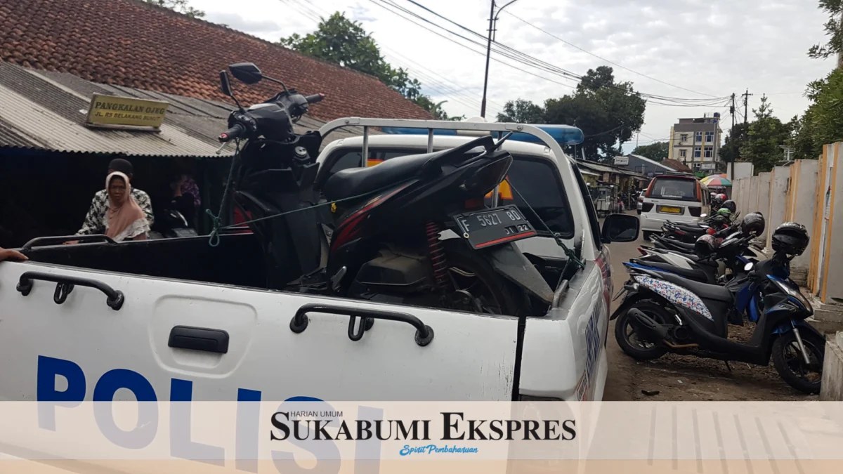 Sepeda motor milik korban yang mengalami kecelakaan tunggal diangkut anggota Satlantas Polres Sukabumi Kota. ( FOTO : NURIA ARIAWAN )