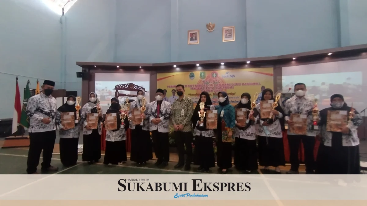 Wali Kota Sukabumi bersama para guru di peringatan hari Guru HUT PGRI