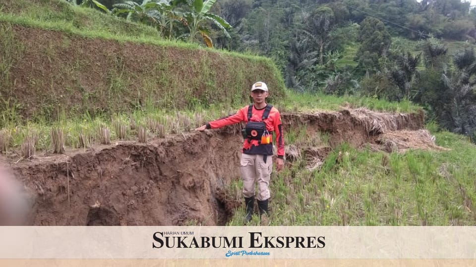 P2BK Gegerbitung, Ujang Tariat Hidayat saat menunjukan area pergerakan tanah di Kecamatan Gegerbitung Kabupaten Sukabumi.