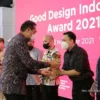 Menteri Perdagangan, Muhammad Lutfi menyerahkan Penghargaan Good Design Indonesia (GDI) 2021 yang berlangsung di Pos Bloc Jakarta, Selasa (23 Nov).