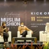 Menteri Perdagangan Muhammad Lutfi (tengah) bersama Wakil Ketua Komite Promosi Fesyen Muslim Nasional Anne Patricia Sutanto (kiri) saat menghadiri acara konferensi pers ‘Kick-Off Embracing Jakarta Muslim Fashion Week’ yang digelar secara hybrid, Kamis (11/11).