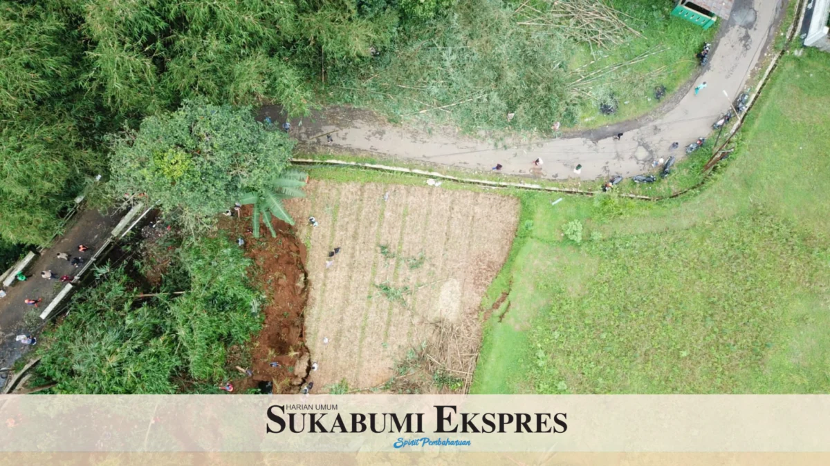 Material Tanah Longsor Sumbat Aliran Sungai *Wali Kota Sukabumi dan Elemen Teknis Tangani Langsung Evakuasi