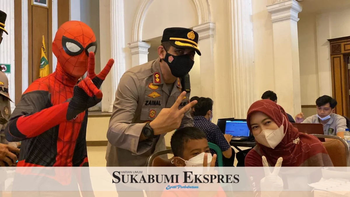 'Spiderman' Temani Anak-anak Divaksin