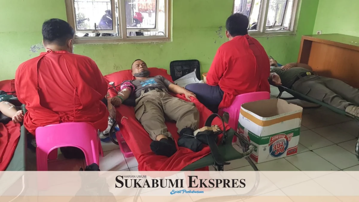 Dinas Satuan Polisi Pamong Praja (Satpol-PP) Kota Sukabumi menyelenggarakan kegiatan bakti sosial (Baksos) berupa santunan anak yatim piatu dan donor darah, kemarin (8/3).