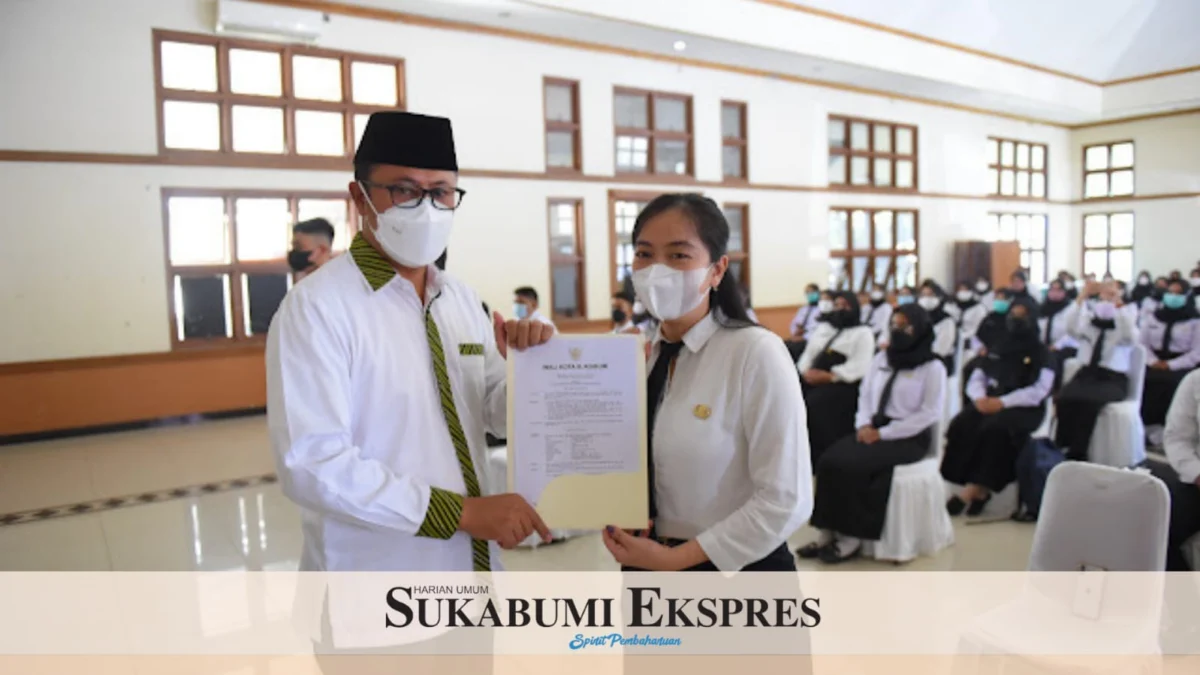 Sebanyak 97 calon PNS formasi 2021 di Pemkot Sukabumi menerima Surat Keputusan (SK) pengangkatan dari Wali Kota. Penyerahan dilakukan di Gedung Korpri
