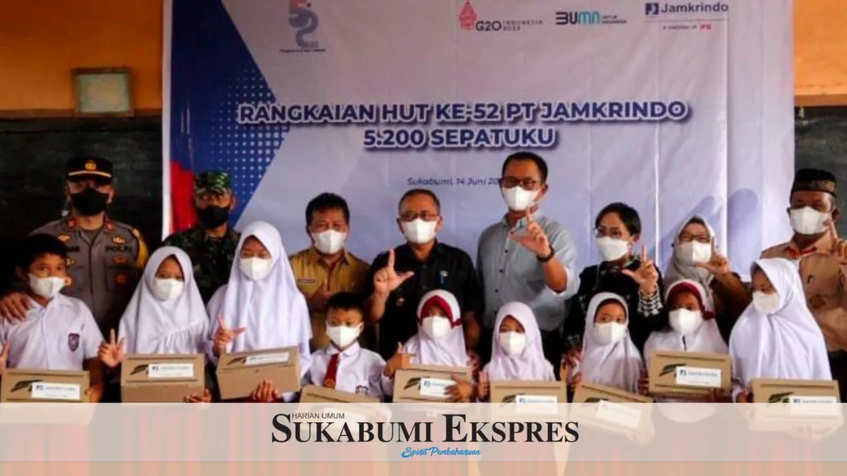 Jamkrindo Distribusikan Bantuan Ribuan Sepatu Bagi Pelajar di Pelosok Sukabumi