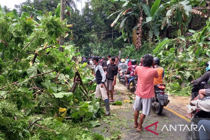Jelang Akhir Tahun Potensi Bencana Meningkat, Kawasan Objek Wisata Selatan Sukabumi Diterjang Angin Kencang