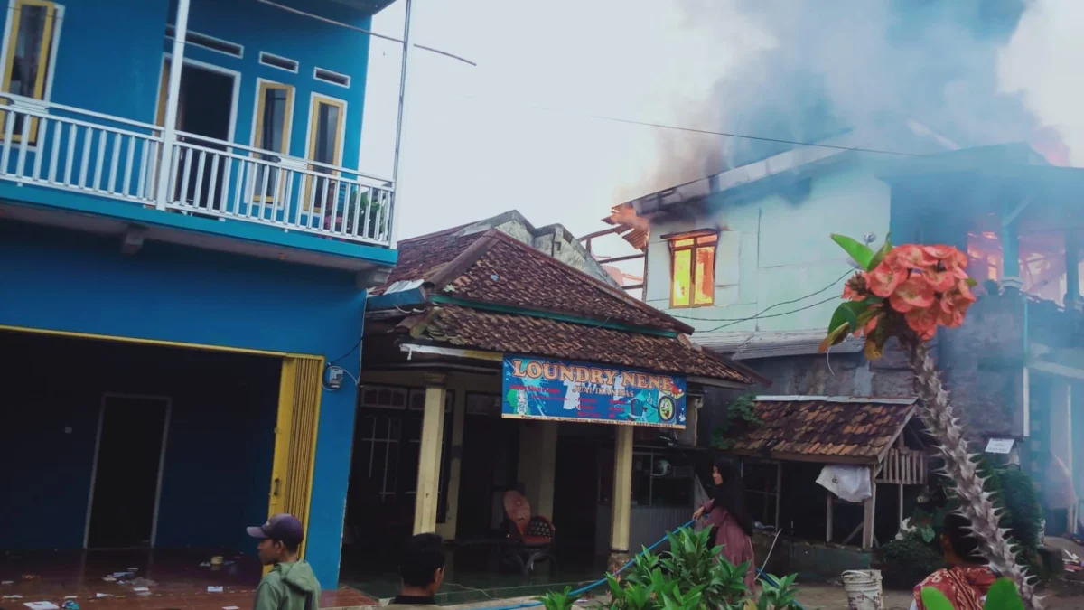 Diduga Korsleting Listrik, Rumah Warga di Pabuaran Sukabumi Terbakar