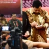 Dikira Main HP, Aksi Prabowo Saat Dampingi Jokowi Bikin Kagum