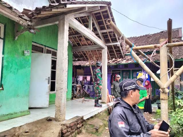 Puluhan Rumah Warga Desa Caringin Rusak Diterjang Angin Kencang