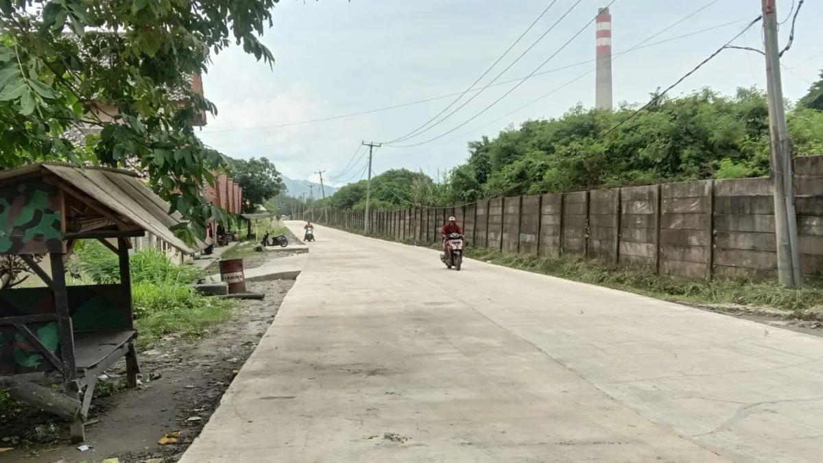PLTU Perbaiki Jalan di Kampung Caringin