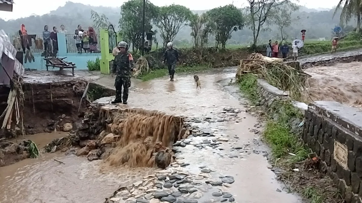 Sungai Cigadog Meluap, Satu Unit Rumah Rusak dan Jalan Kabupaten Nyaris Terputus