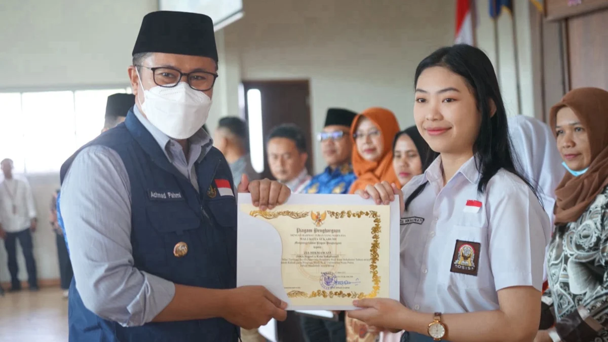 Wali Kota Sukabumi Serahkan Beasiswa Kepada 66 Calon Mahasiswa