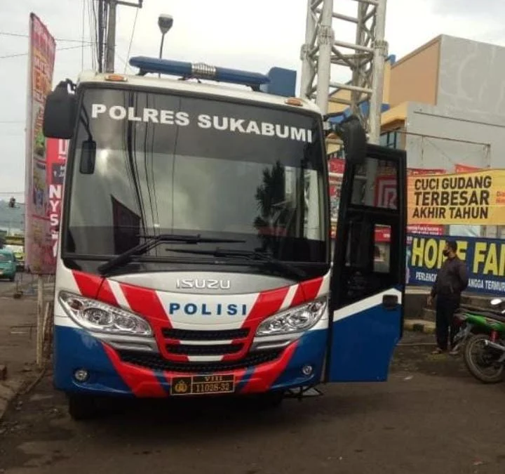 Bagi warga Sukabumi yang ingin melakukan perpanjangan Surat Izin Mengemudi (SIM) Porles dan Polresta Sukabumi menyediakan layanan SIM keliling bagi para warga.