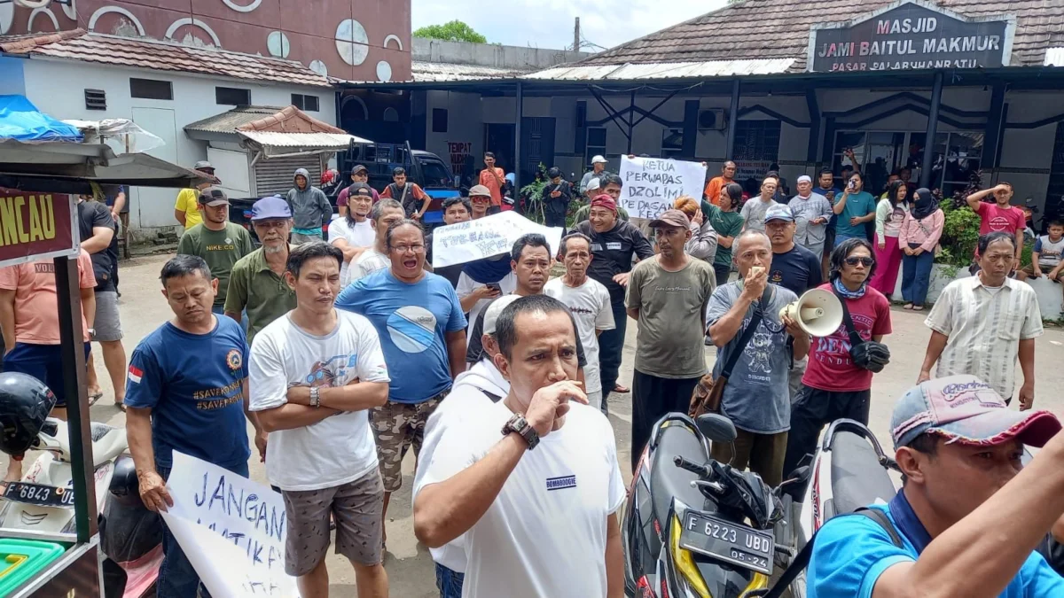 Ratusan Pedagang Pasar Palabuhanratu dan PKL Minta Ketua Perwapas Turun