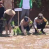 Wabup Dampingi Pangkostrad Panen Jagung di Ciemas