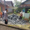 Bhabinkamtibmas Jampangtengah Perbaiki Jalan Bareng warga 