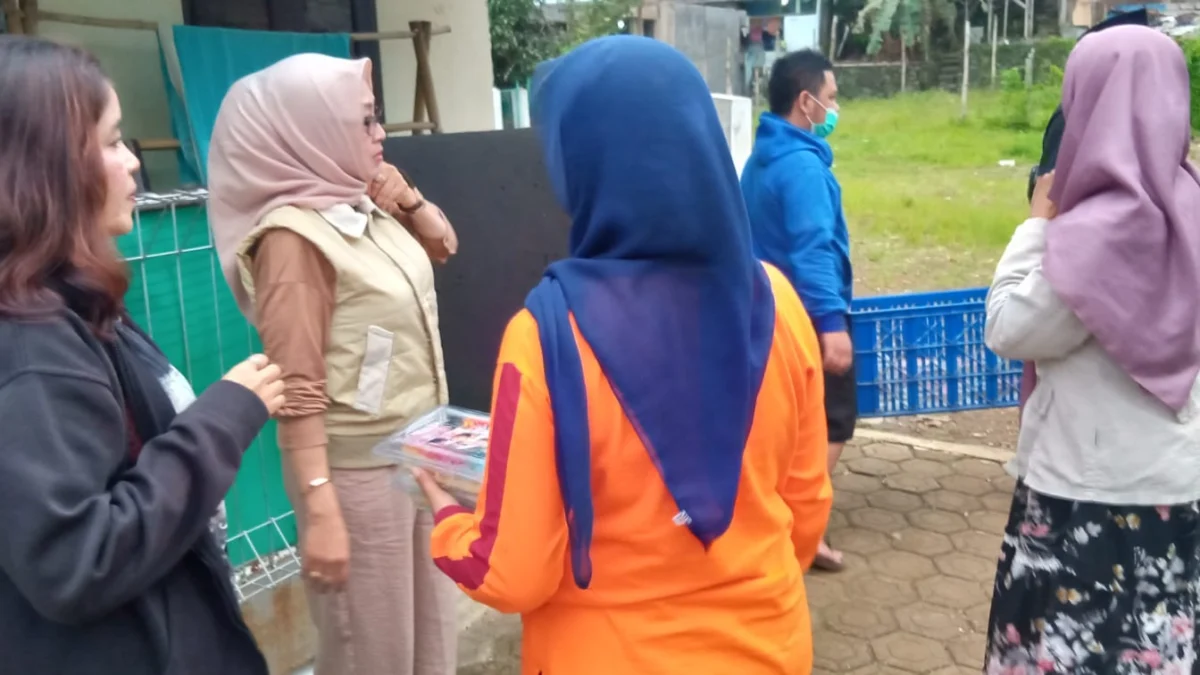 Ketua DPC Partai Gerindra Kota Sukabumi Bagikan Ratusan Tajil Kepada Warga