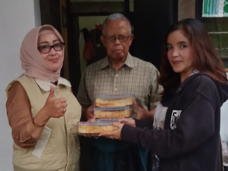 Ketua DPC Partai Gerindra Kota Sukabumi Bagikan Ratusan Takjil