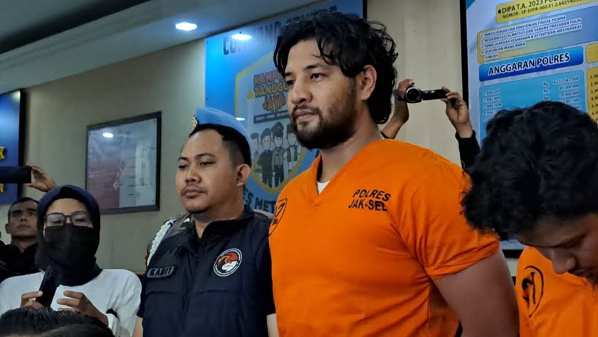 Potret Ammar Zoni mengenakan baju tahanan usai resmi ditangkap dan ditetapkan sebagai tersangka kasus penyalahgunaan narkoba jenis sabu. PMJ News.