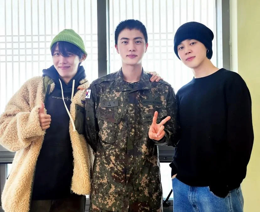 Foto Terbaru Jin BTS Saat Menggunakan Seragam Militer