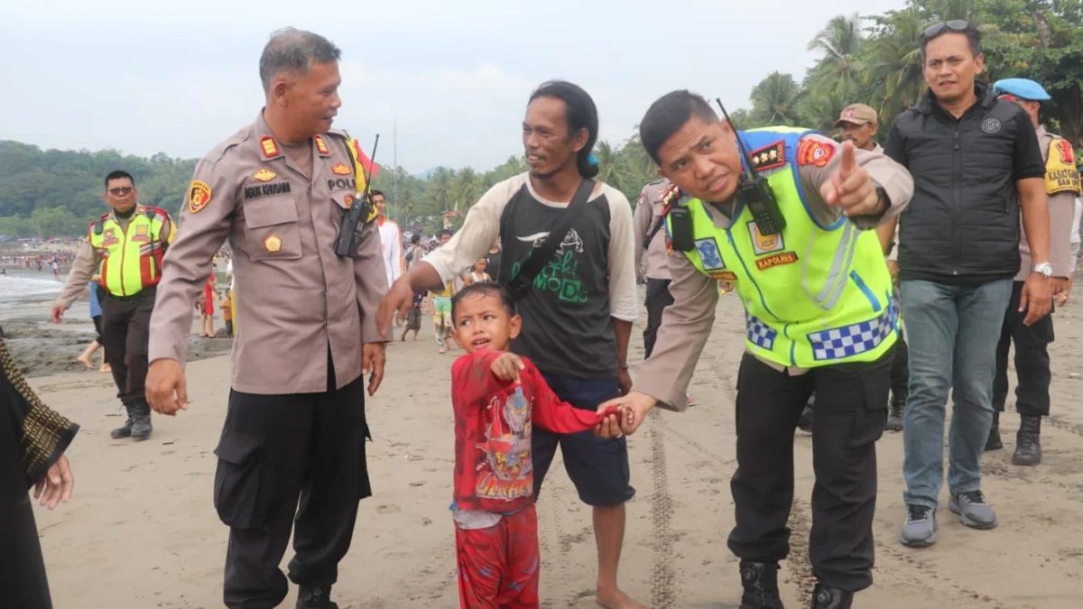 Petugas Gabungan Tingkatkan Pengawasan di Lokasi Objek Wisata Pantai Palabuhanratu