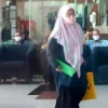 Outfit Istri Sekda SF Hariyanto Saat Panggilan KPK Jadi Sorotan, Warganet: Tiba-tiba Syar'i