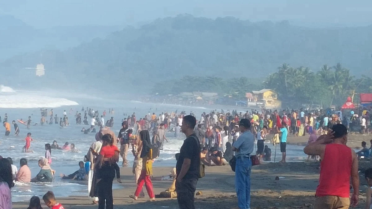 Objek Wisata Pantai Palabuhanratu Masih Ramai Pengunjung