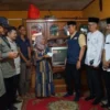 Wali Kota Sukabumi Serahkan Donasi Udunan Online untuk Perbaikan Rumah Bu Atih
