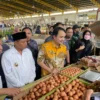 Stabilkan Harga Sembako, Wagub Uu dan Wamen Gelar Operasi Pasar di Soreang