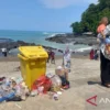 Pemilik Warung di Pantai Bersihkan Sampah Wisatawan