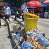 Tumpukan Sampah Berserakan di Lokasi Pantai Palabuhanratu