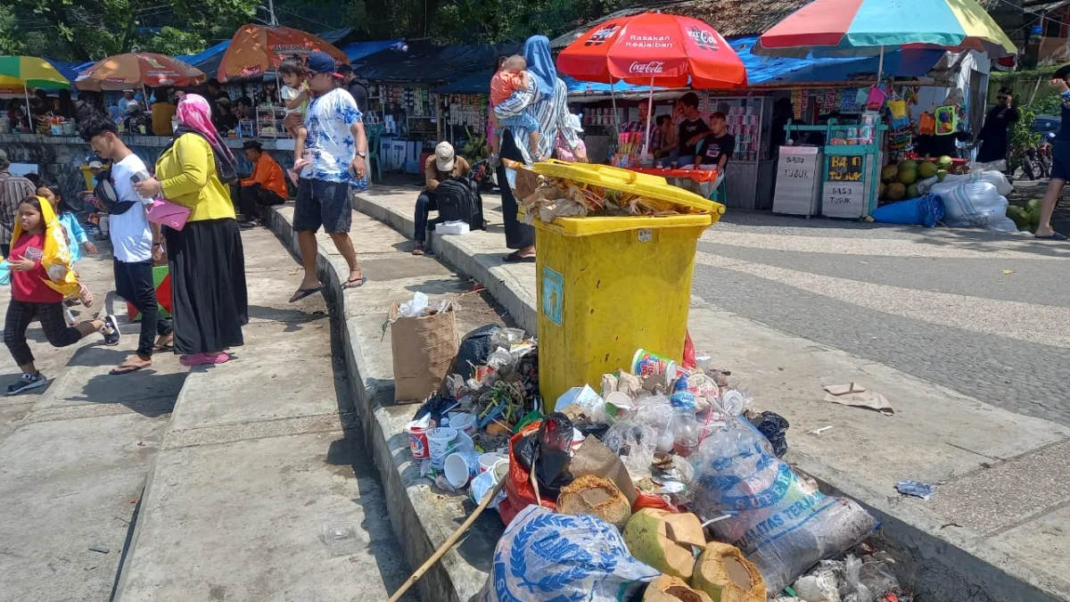 Tumpukan Sampah Berserakan di Lokasi Pantai Palabuhanratu