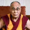 Dalai Lama ke-14, Tenzin Gyatso mendadak kontroversial karena menyuruh anak laki-laki untuk mencium bibi dan menghisap lidahnya. Aksi tersebut diketahui netizen dari video viral yang beredar di Twitter.