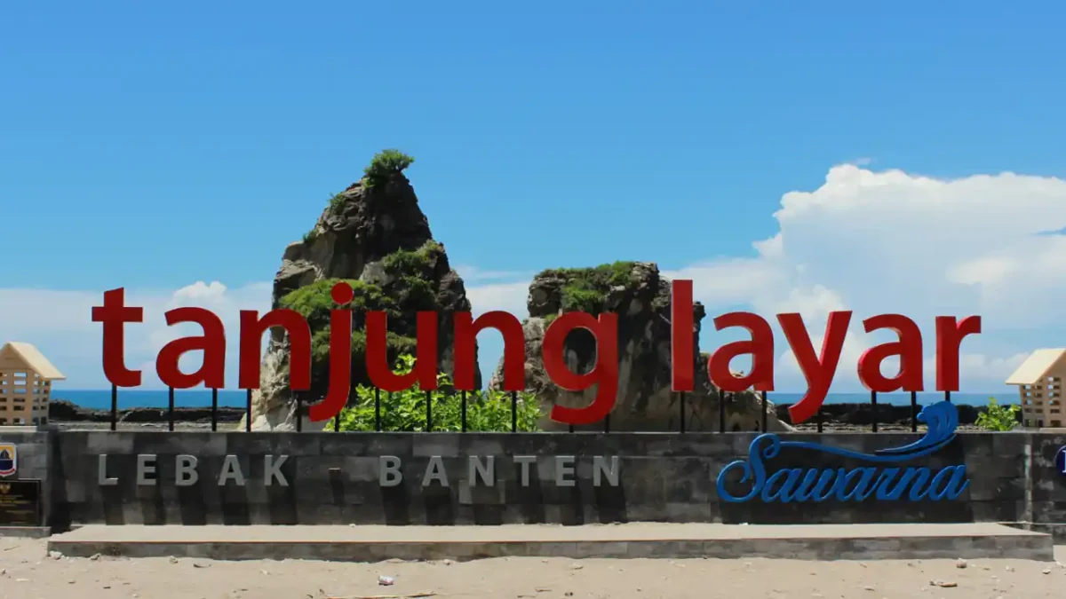 Sukabumi Ekspres - Pantai Tanjung Layar di Sukabumi, Jawa Barat merupakan salah satu tempat wisata yang terkenal dengan pesona alamnya yang menakjubkan. menyajikan di tepi pantai barat Jawa, Tanjung Layar memiliki keindahan alam yang sangat memukau dengan latar belakang laut yang biru dan tenang. Pesona alamnya terdiri dari tebing-tebing karang yang melonjak tinggi dan ombak yang bergerak dengan lembut, yang menambah keindahan panorama. Baca Juga: Wisata Pantai Sawarna Sukabumi Jawa Barat Tanjung Layar juga menjadi tempat yang ideal untuk melakukan berbagai aktivitas, seperti berenang, snorkeling, dan selancar. Tempat surfing di Tanjung Layar memiliki ombak yang cukup besar sehingga menjadi surga bagi para peselancar yang ingin mencoba tantangan di laut. Wisatawan juga bisa menikmati keindahan laut di sekitar Tanjung Layar dengan melakukan snorkeling atau menyewa perahu nelayan. Berikut ini merupakan informasi tentang harga tiket masuk, lokasi, dan destinasi wisata di Tanjung Layar Sukabumi Harga Tiket Masuk Harga tiket masuk ke Pantai Tanjung Layar sangat terjangkau, yaitu Rp5000 per orang. Biaya tersebut sudah mencakup biaya masuk ke pantai lain seperti Pantai Ciantir dan Pantai Gua Langir. Namun, tiket tersebut hanya berlaku untuk masuk ke pantai saja dan tidak termasuk biaya untuk peralatan aktivitas seperti tikar, makanan dan minuman, pelampung, dan lainnya. Baca Juga: Destinasi Wisata Murah di Pangalengan, Cocok untuk Libur Lebaran! Penting untuk dicatat bahwa kendaraan roda empat tidak dapat melewati Pantai Tanjung Layar. Oleh karena itu, pengunjung harus memarkir mobil mereka sebelum gantung jembatan masuk wisata. Biaya parkir tergantung pada durasi kunjungan, dengan biaya parkir sekitar Rp20.000 hingga Rp25.000 jika menginap, dan biaya parkir Rp5.000 jika hanya berkunjung sebentar. Lokasi Tanjung Layar Sukabumi Pantai Tanjung Layar dapat ditempuh dari Jakarta dalam waktu sekitar 5,5 jam melalui tol Jakarta Merak, lalu keluar ke arah Sukabumi dan ambil jalur menuju desa Sawarna. Selain itu, Anda juga bisa mencapai Pantai Tanjung Layar melalui jalur Cijeruk dan Cibadak yang kemudian bertemu di Pelabuhanratu dan ambil arah Cisolok untuk menuju desa Sawarna. Daya Tarik Tanjung Layar Sukabumi Ketika berkunjung ke Pantai Tanjung Layar, terdapat beberapa aktivitas yang bisa dilakukan seperti berenang, bermain pasir, berselancar, berfoto di karang, berkemah, dan melihat matahari terbit. Namun, tetap perlu berhati-hati saat melakukan aktivitas dan patuhi aturan yang ada. Baca Juga: Deretan Wisata Murah di Sukabumi, Ada yang Gratis Loh! Untuk penginapan, terdapat beberapa pilihan yang terletak tidak jauh dari Pantai Tanjung Layar, dengan jarak sekitar 400-500 meter yang bisa diakses dengan berjalan kaki atau menggunakan kendaraan motor. Salah satu pilihan yang menarik adalah Bimbim Homestay yang lokasinya menghadap langsung ke laut dan memiliki pemandangan yang indah, sehingga menjadi pilihan tepat bagi pengunjung yang ingin menikmati pemandangan laut dan mudah mengakses pantai. Pantai Tanjung Layar di Sukabumi merupakan tempat wisata pantai yang menarik untuk dikunjungi. Dengan biaya tiket masuk yang murah, pengunjung bisa menikmati berbagai aktivitas seperti berenang, bermain pasir, selancar, berfoto di karang, berkemah, atau sekadar menikmati sunrise. Pantai ini juga memiliki beberapa penginapan yang nyaman untuk menginap selama berlibur. Meskipun tidak bisa dilalui kendaraan roda empat, namun perjalanan ke pantai ini cukup mudah dan bisa ditempuh dari Jakarta kurang lebih 5,5 jam. Bagi Anda yang ingin mengunjungi pantai dengan suasana yang masih alami dan tidak terlalu ramai, Pantai Tanjung Layar adalah pilihan yang tepat. Baca Juga: 5 Hotel Terbaik di Pelabuhan Ratu Sukabumi