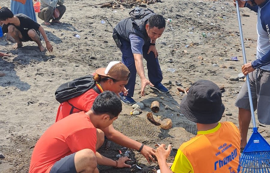 Sampah Penuhi Pantai Pelabuhan Ratu, Pasca Lebaran 2023 Berakhir
