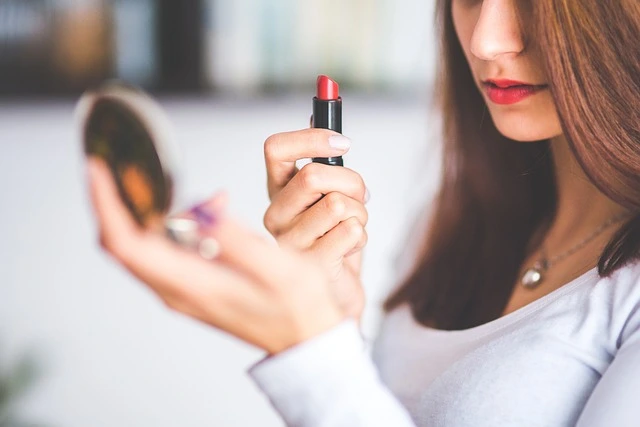 Saat lebaran tentunya kita akan tampil sempurna, pengguna lipstik di hari lebaran penting banget agar tidak pucat. Karena saat menggunakan lipstik akan membuat kita lebih fresh saat lebaran.