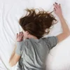Ternyata selama ini posisi tidur itu selama ini bisa bikin wajah kita jadi gampang keriput? Keriput atau kerutan di wajah ini bisa jadi karena posisi tidur kita yang salah.