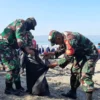 Peringati HUT Kodam III Siliwangi, TNI dan Masyarakat Bersih-bersih Pantai