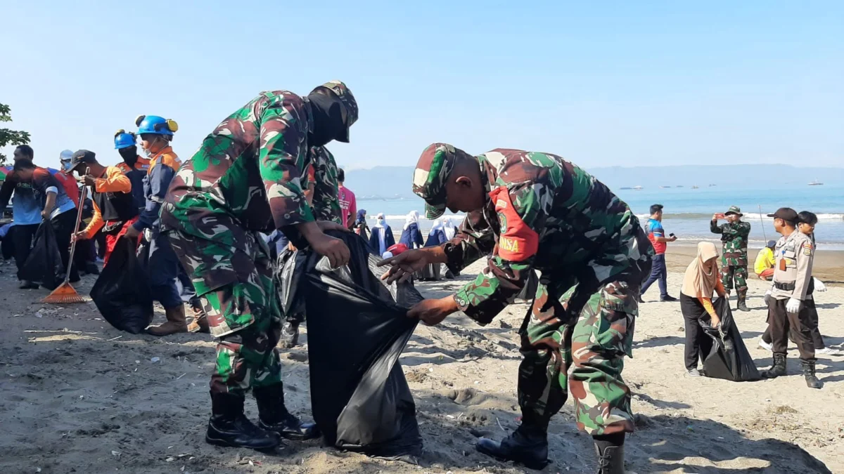 Peringati HUT Kodam III Siliwangi, TNI dan Masyarakat Bersih-bersih Pantai