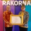 Bupati Sukabumi Dianugerahi Penghargaan Lencana Bhakti Transmigrasi