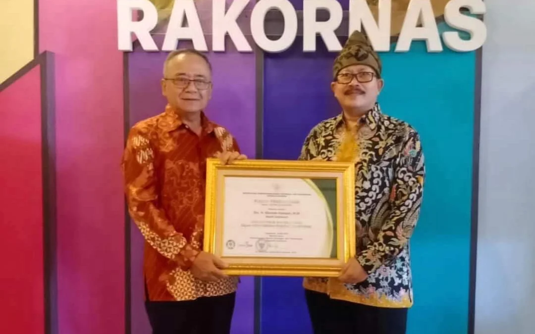 Bupati Sukabumi Dianugerahi Penghargaan Lencana Bhakti Transmigrasi