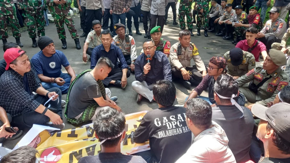 Ketua DPRD Kabupaten Sukabumi Terima Aksi Unjukrasa FPP