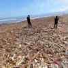 Volume Sampah di Pantai Talanca Diperkirakan Capai 200 Ton