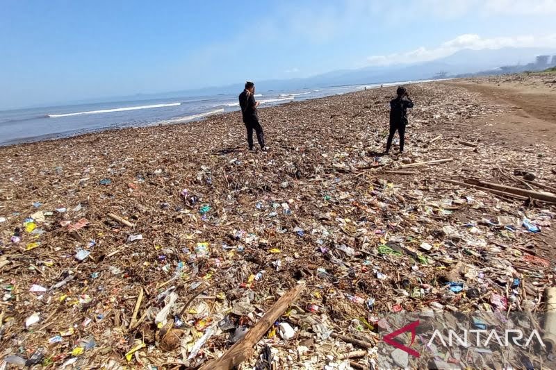 Volume Sampah di Pantai Talanca Diperkirakan Capai 200 Ton