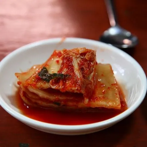 - Kimchi adalah acar sawi khas Korea yang mempunyai rasa asam, segar, sekaligus pedas dengan ciri khasnya berwarna merah