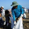 Ribuan Masyarakat Gelar Aksi Bersih Pantai Talanca Loji